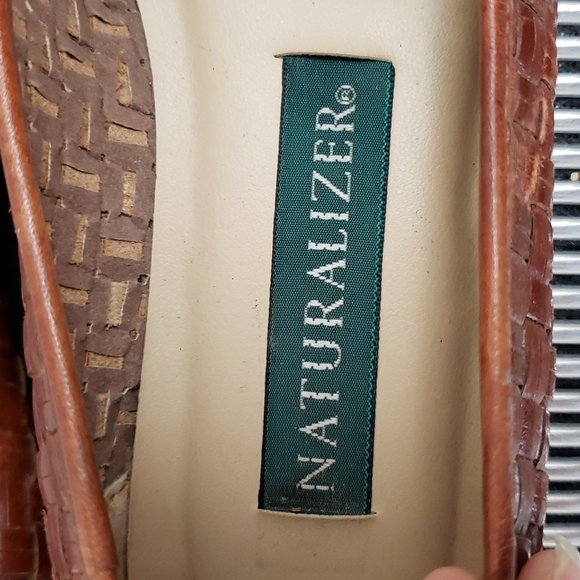 COMFY NATURALIZER BROWN WEAVED LEATHER SLIP ON FLATS - Picture 4 of 7